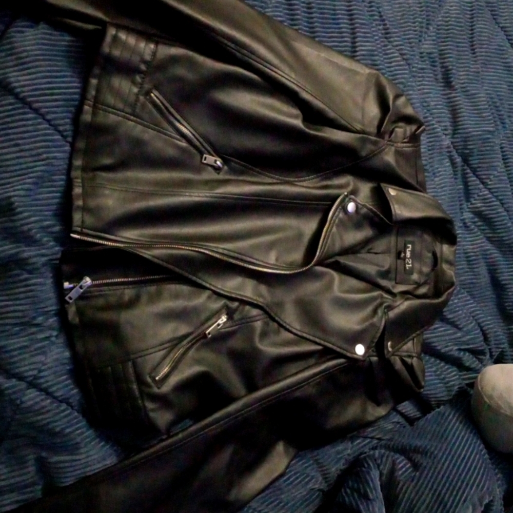 Leather puffy sleeved jacket